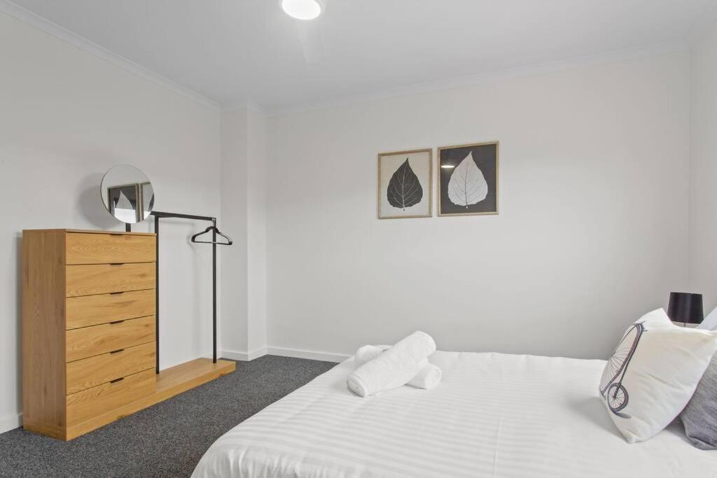 Waterfront Townhouse - Picturesque Marina Views Apartman Port Lincoln Kültér fotó